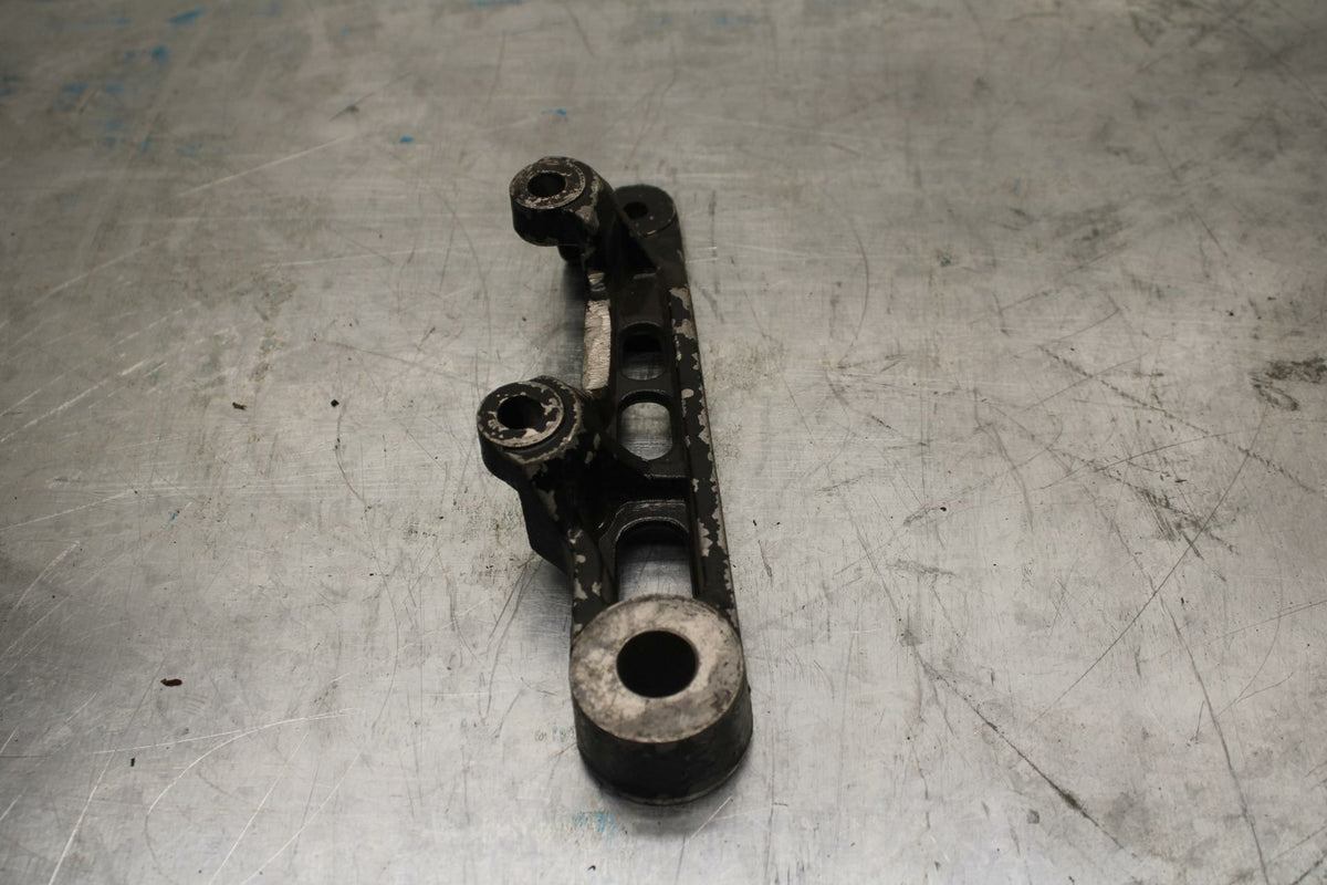 85 YAMAHA RZ500 REAR BRAKE CALIPER HANGER BACK MOUNTING BRACKET BB27 A