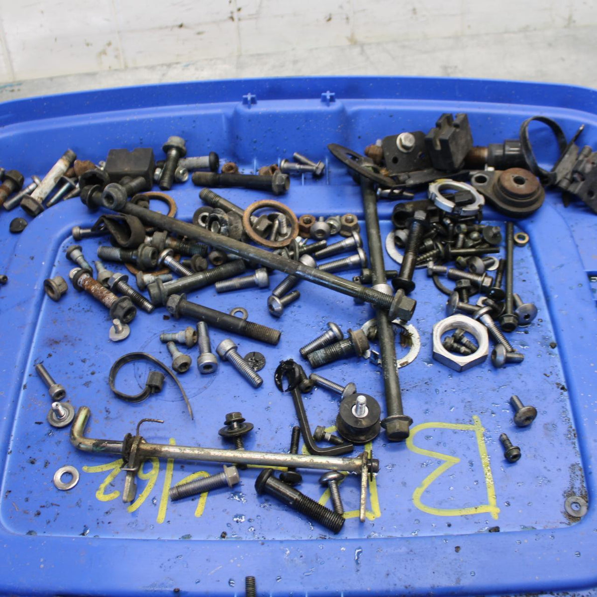 05 YAMAHA YZF R6S LEFTOVER MOUNTING BOLTS HARDWARE MOTOR SCREWS BB462
