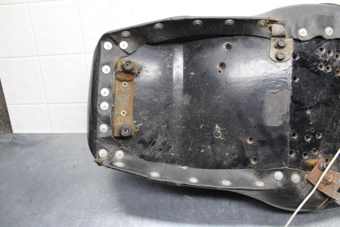 75 SUZUKI GT 550 FRONT REAR SEAT SADDLE BB72 