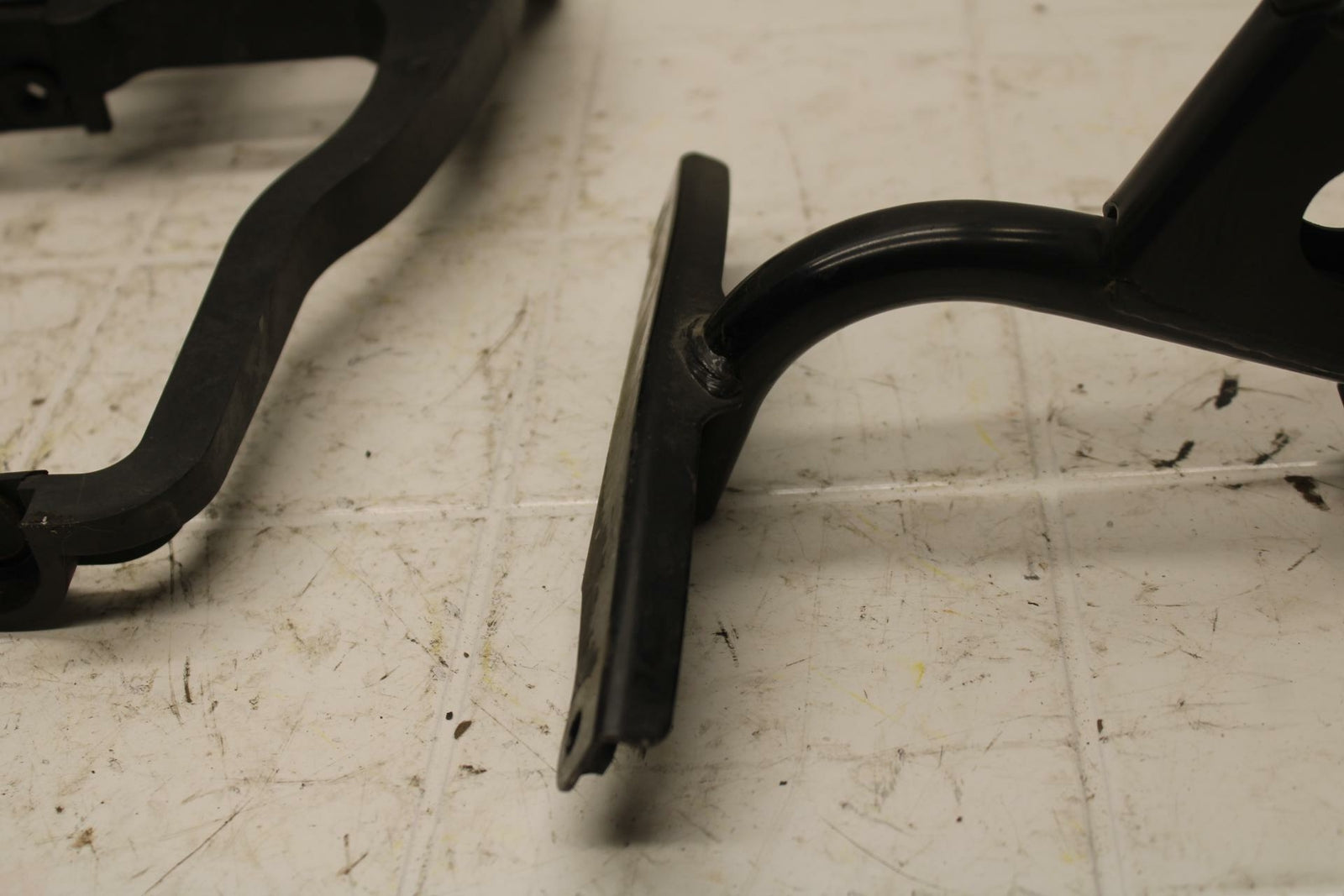 04-05 SUZUKI KATANA 750 GSX750F UPPER FAIRING MIRROR GAUGES STAY BRACKET BB16