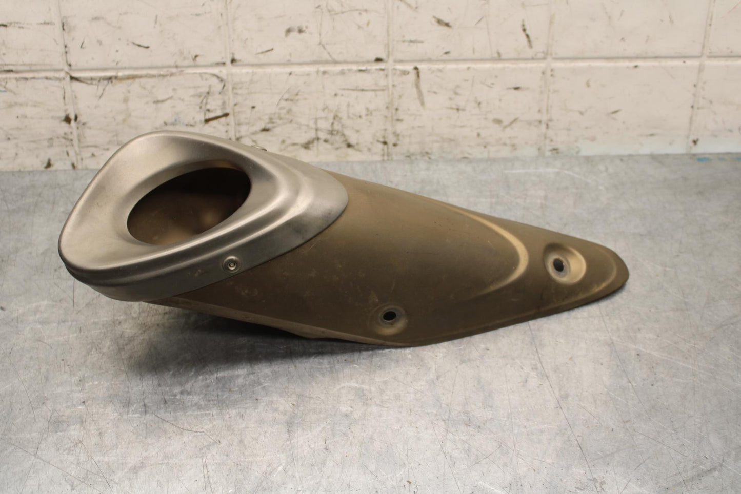 2015 Yamaha FZ09 REAR BACK MUFFLER EXHAUST PIPE COVER HEAT SHIELD GUARD BB69