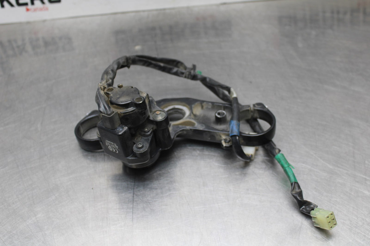 07 YAMAHA YZF R1 FORKS UPPER TRIPLE TREE CLAMP & IGNITION BB826