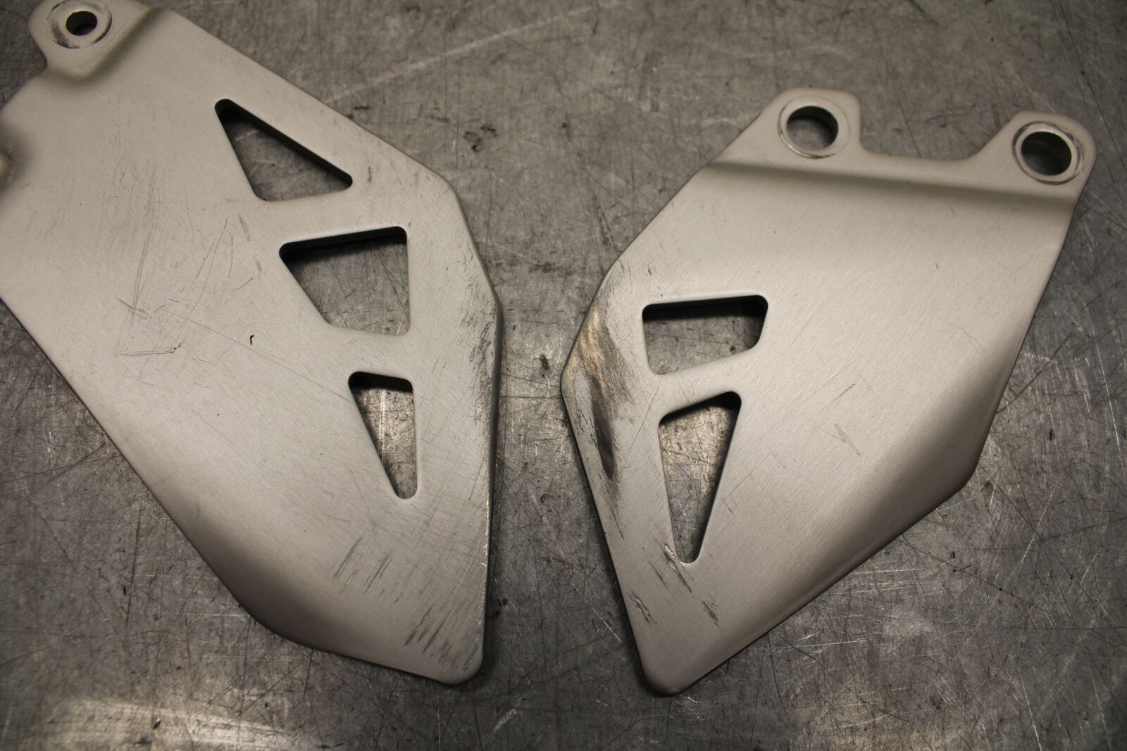 16 KAWASAKI NINJA ZX10R RIGHT LEFT PAIR HEEL GUARD COVER  BB650