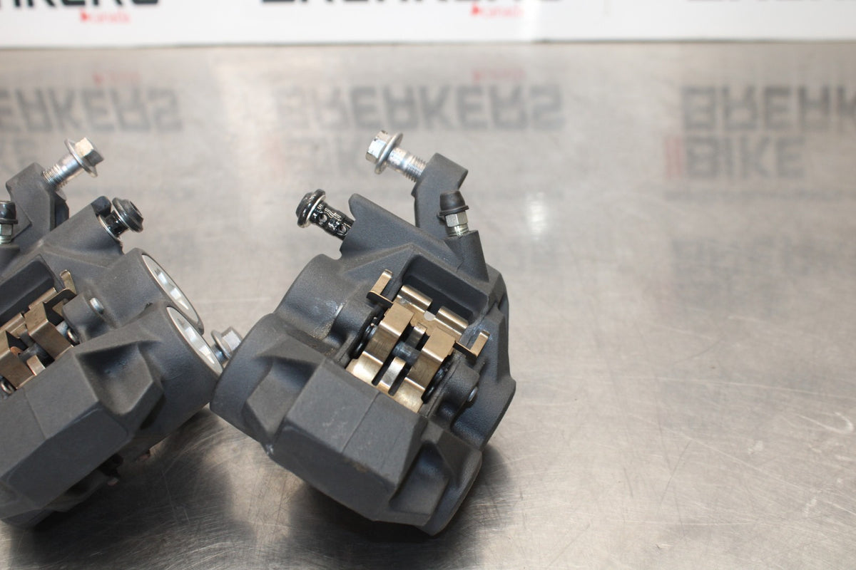 23-24 YAMAHA MT-07 RIGHT LEFT FRONT BRAKE CALIPER SET PAIR CALIPERS BB194
