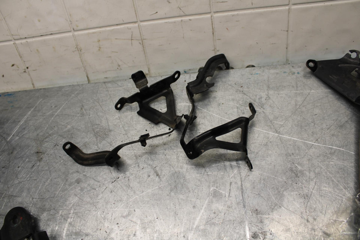 14-15 TRIUMPH STREET TRIPLE R LEFT OVER  BRACKET MOUNT BB441
