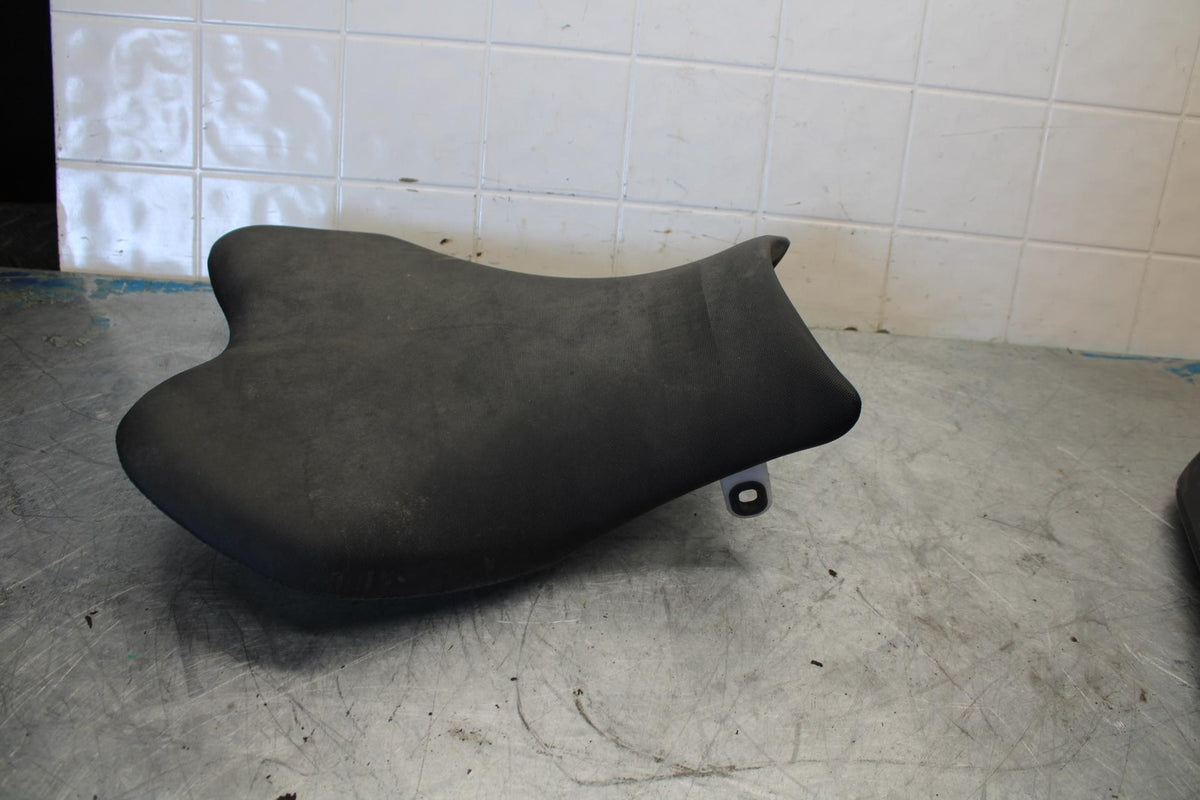 09-16 SUZUKI GSXR1000 FRONT DRIVERS SEAT PAD SADDLE PILLION BB439