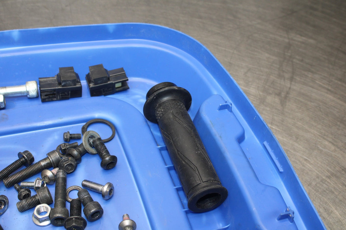 23 YAMAHA YZF R3 MOUNTING BOLTS HARDWARE MOTOR SCREWS BB806