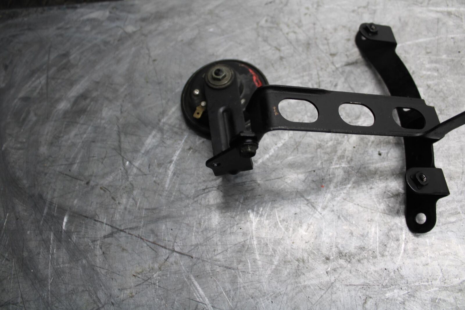 2007 Suzuki GSXR1000 OIL COOLER MOUNTING BRACKET MOUNT SUPPORT BB44