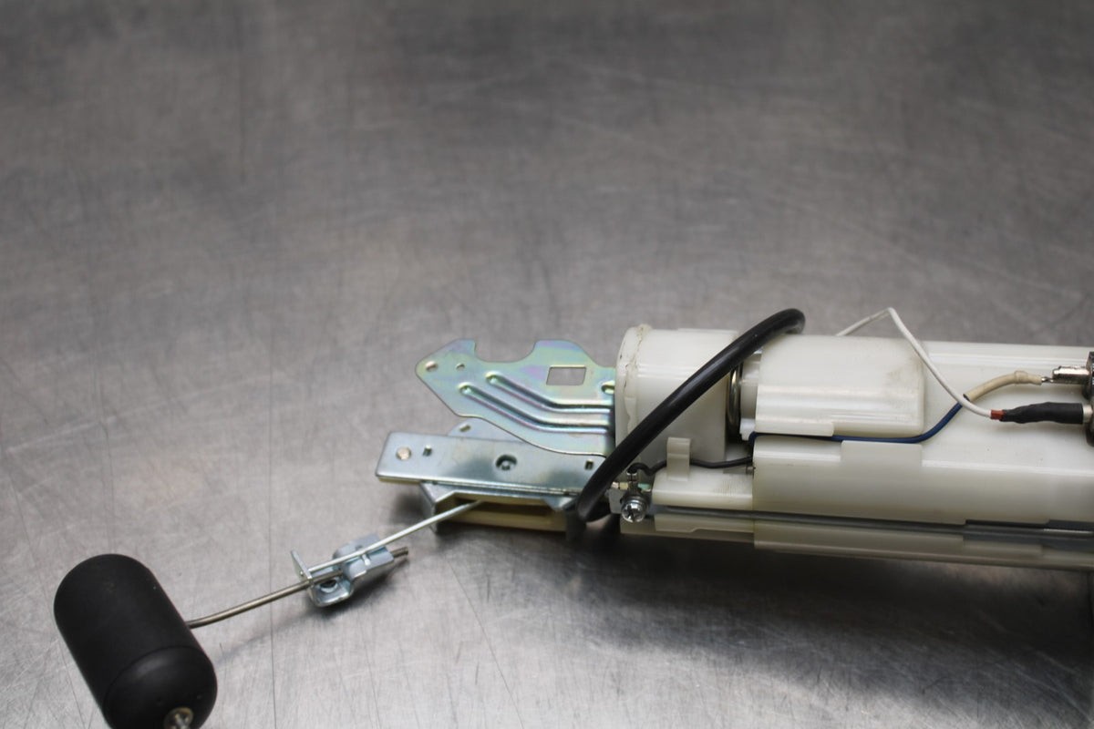11-22 SUZUKI GSXR 600  FUEL PUMP GAS PETROL SENDER UNIT BB193
