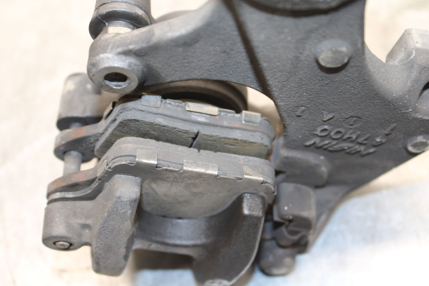 11-24 SUZUKI GSXR750 REAR BRAKE CALIPER W MOUNT BRACKET 69100-47H10-999  BB714