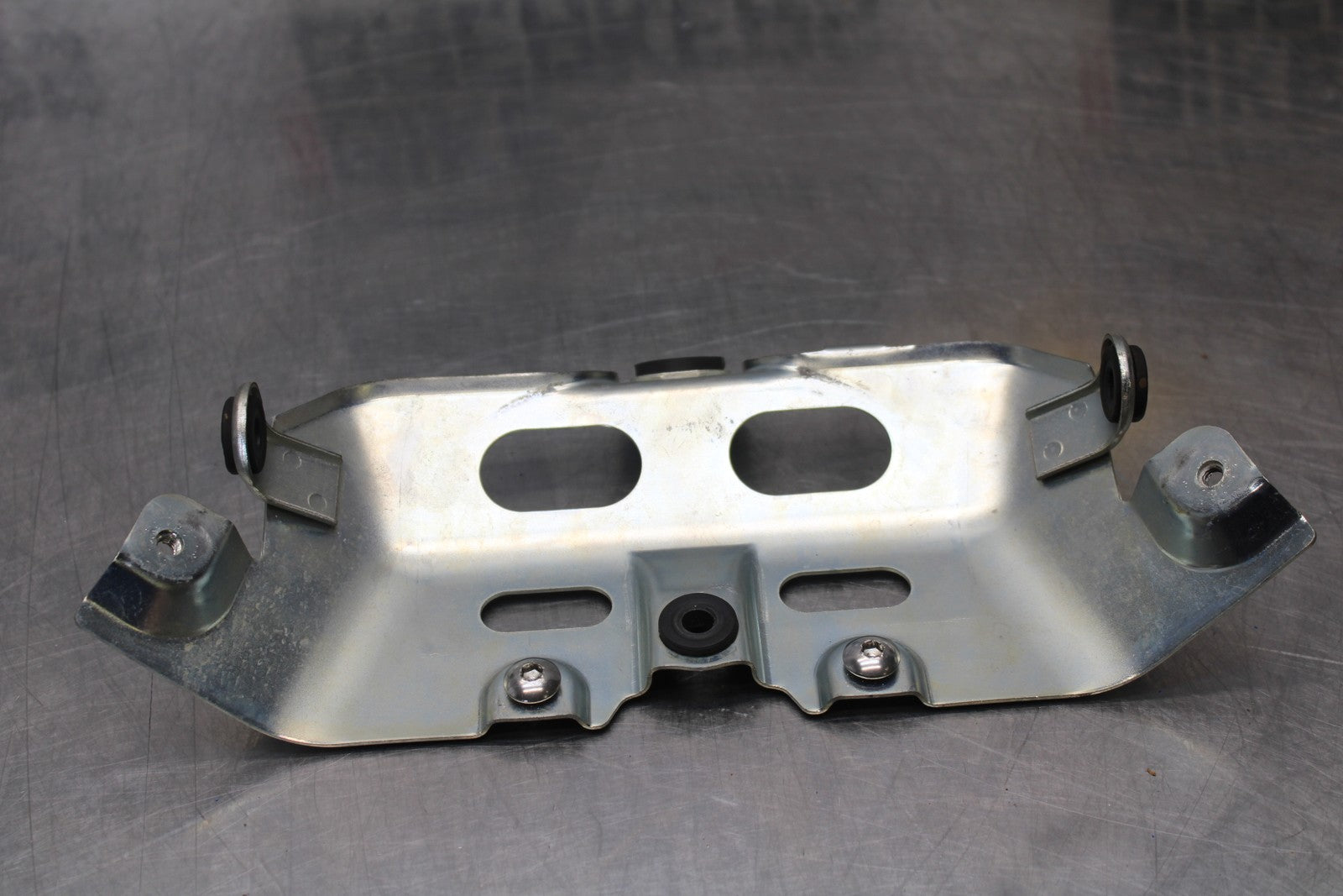 08-10 SUZUKI GSXR 600 FRONT GAS TANK FAIRING COWL COVER MOUNT BRACKET BB202