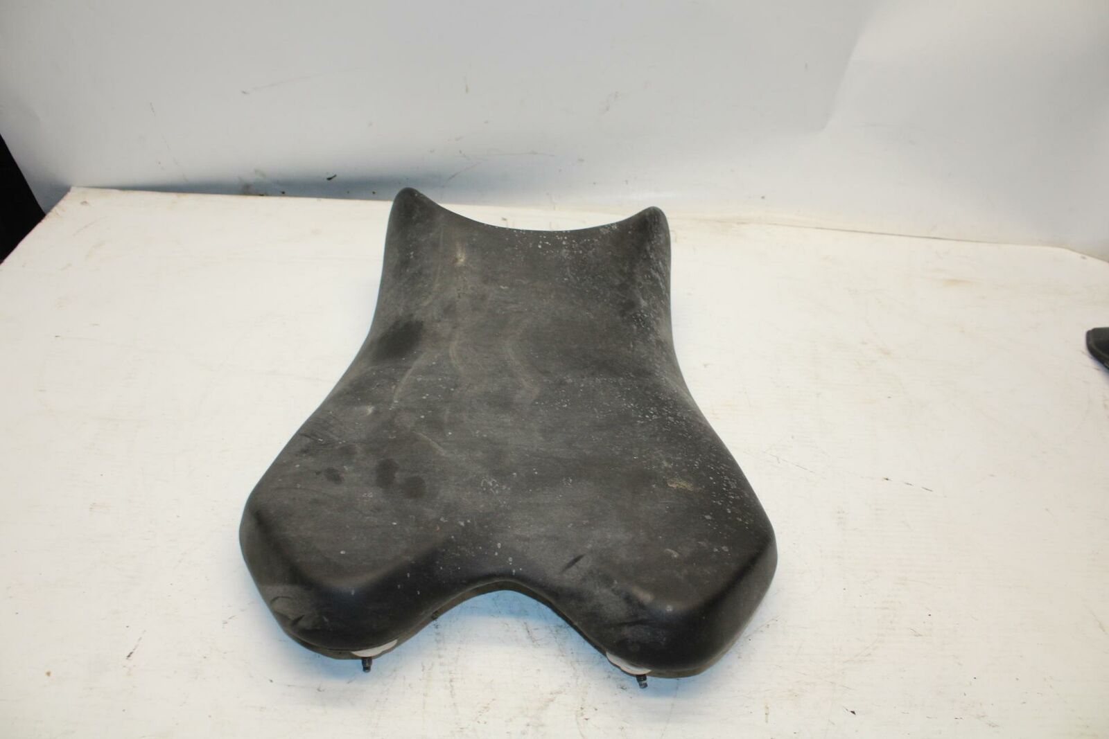 08-17 YAMAHA YZF R6 FRONT DRIVERS SEAT PAD SADDLE PILLION BB354