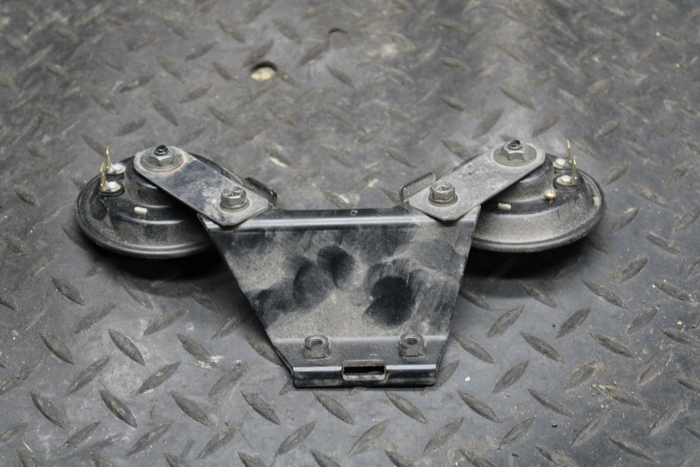 05-06 KAWASAKI VULCAN 1500 VN1500 CLASSIC HORN SIGNAL BRACKET BB220