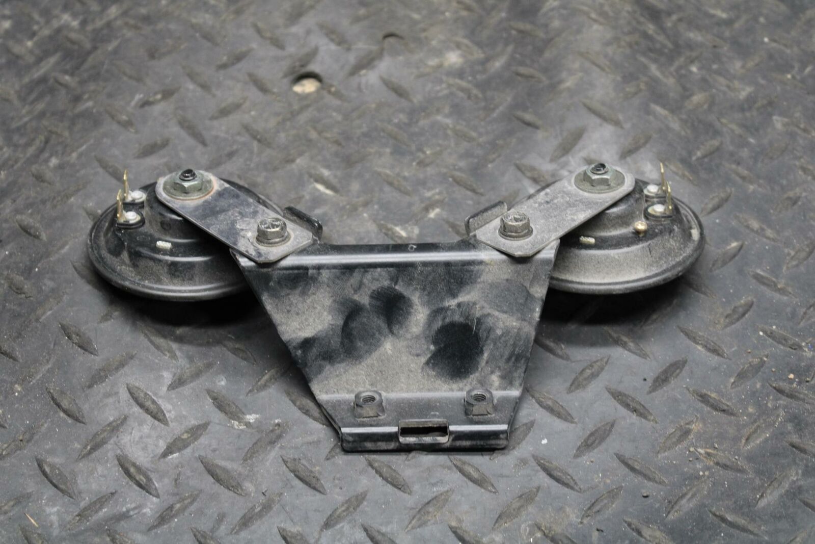 05-06 KAWASAKI VULCAN 1500 VN1500 CLASSIC HORN SIGNAL BRACKET BB220