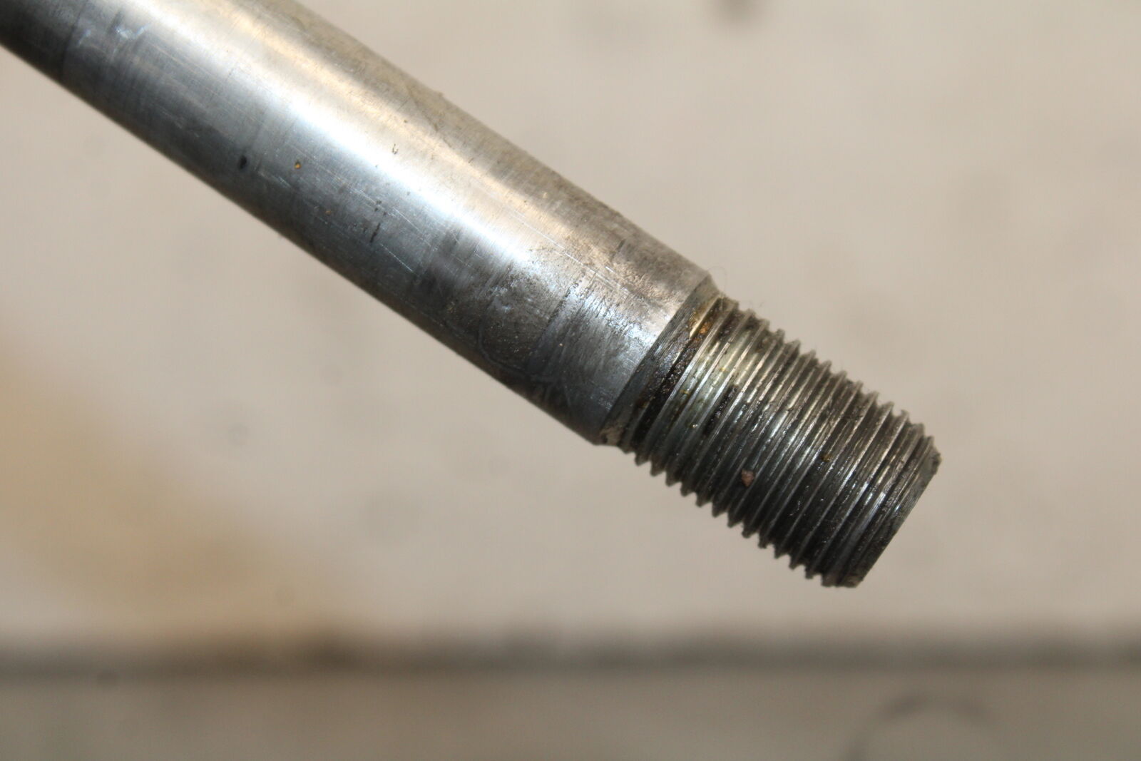 05-06 SUZUKI BOULEVARD M50 FRONT WHEEL RIM AXLE PIVOT BOLT BB671