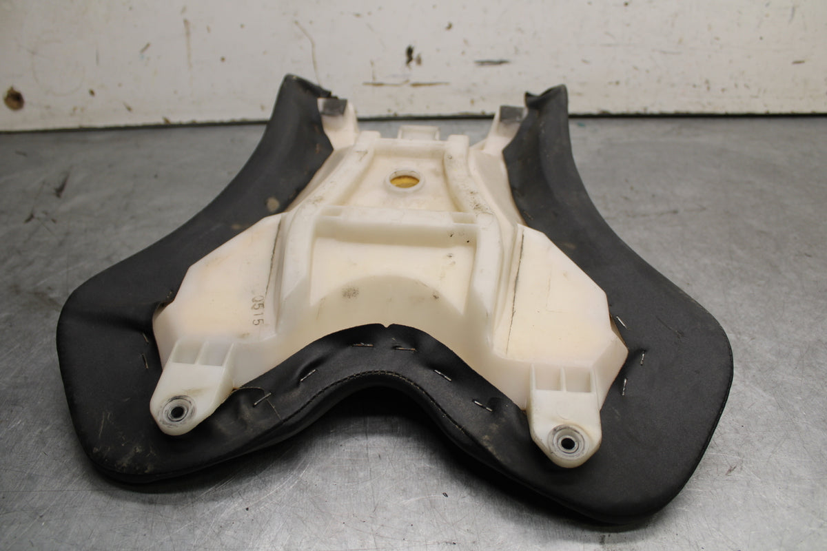 04-06 YAMAHA YZF R1 FRONT DRIVERS SEAT PAD SADDLE PILLION 5VY-24710-00-00 BB659