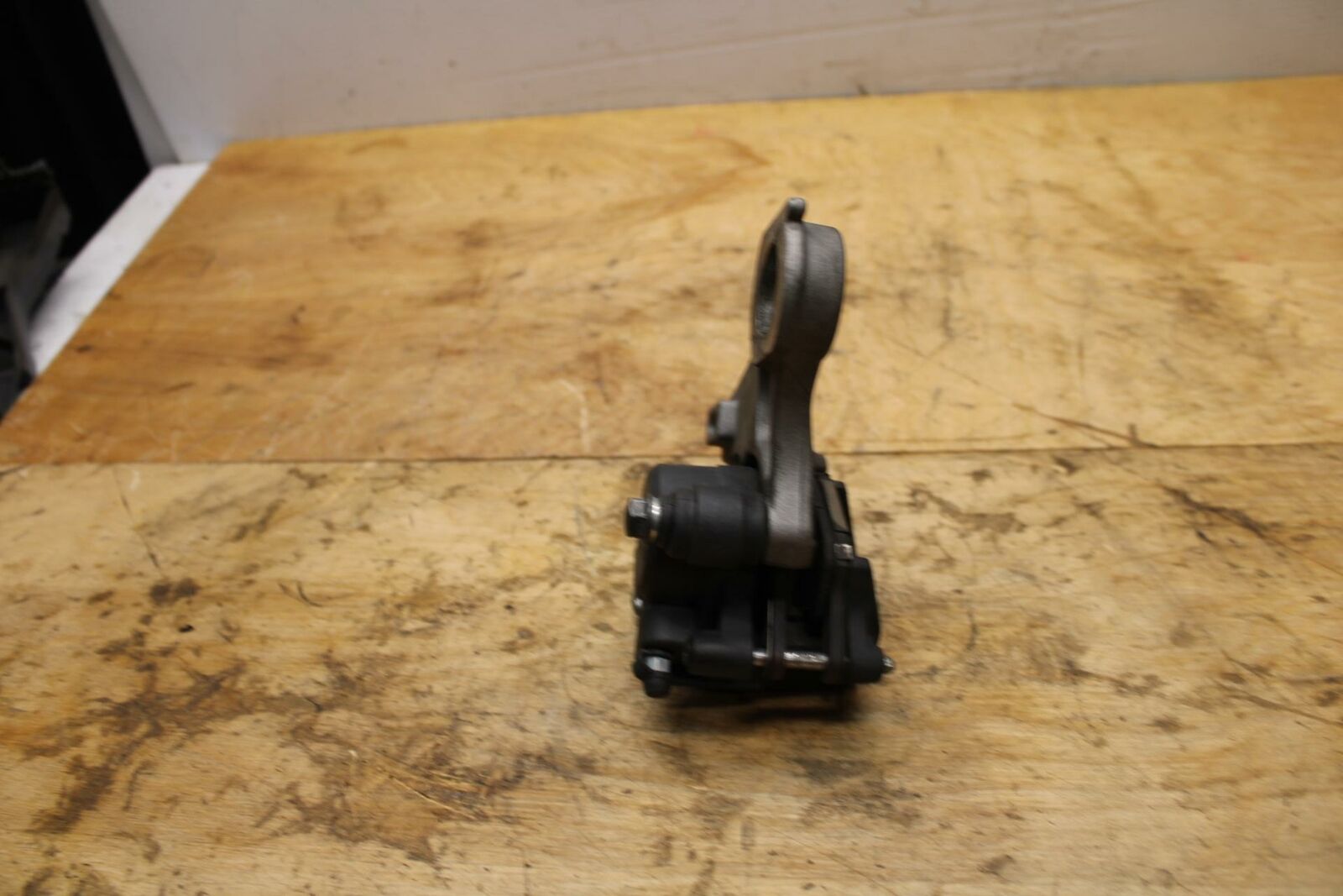 07-08 YAMAHA YZF R1 REAR BACK BRAKE CALIPER W MOUNT BRACKET BB333