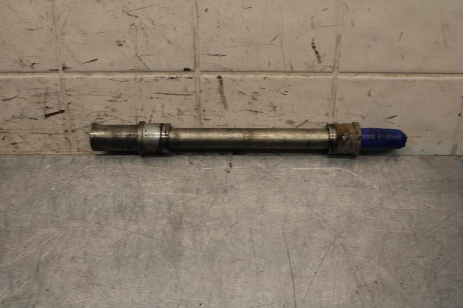 2012 Yamaha FZ8 FRONT WHEEL RIM AXLE PIVOT BOLT 39P-25181-00-00 BB550
