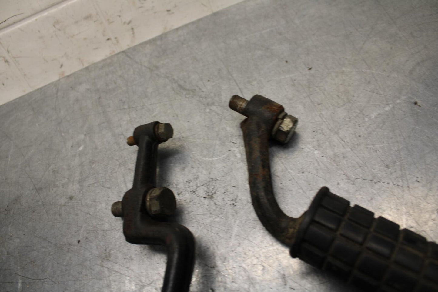 75 SUZUKI GT 550 FRONT FOOT RESTS PEGS STEPS SET PAIR BB72