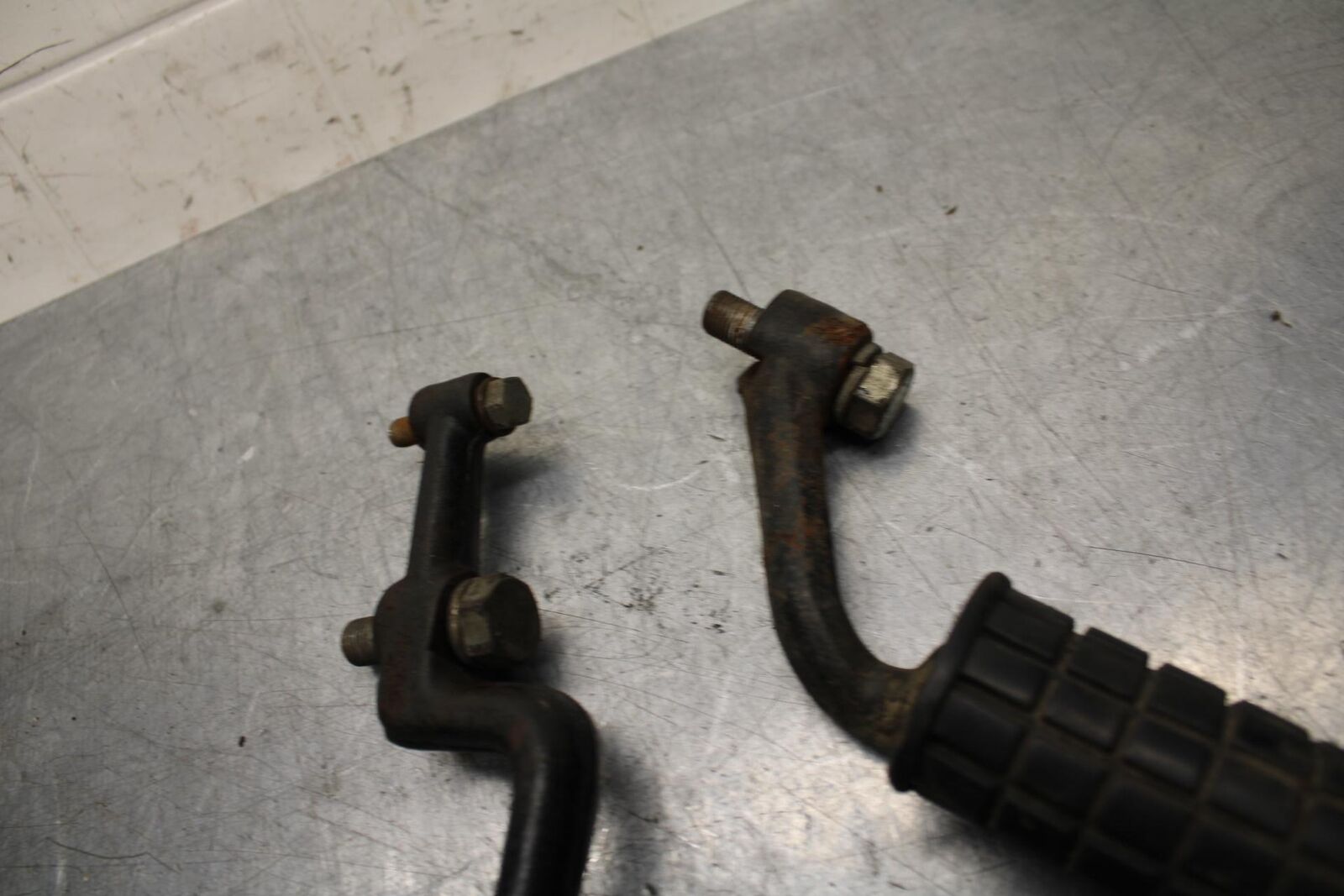 75 SUZUKI GT 550 FRONT FOOT RESTS PEGS STEPS SET PAIR BB72
