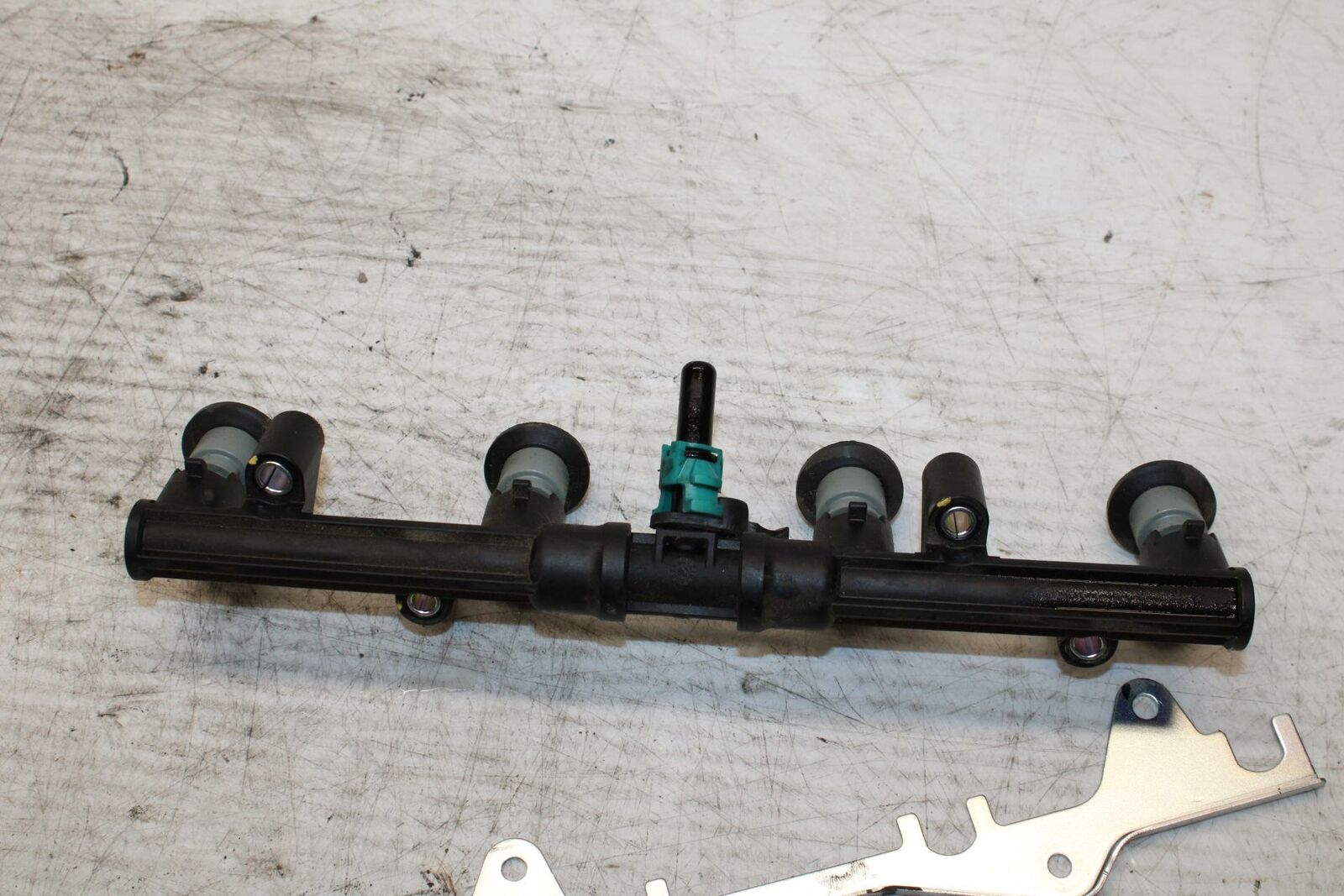 07-12 HONDA CBR600RR SECONDARY FUEL INJECTORS TOP AIRBOX GAS RAIL BB309