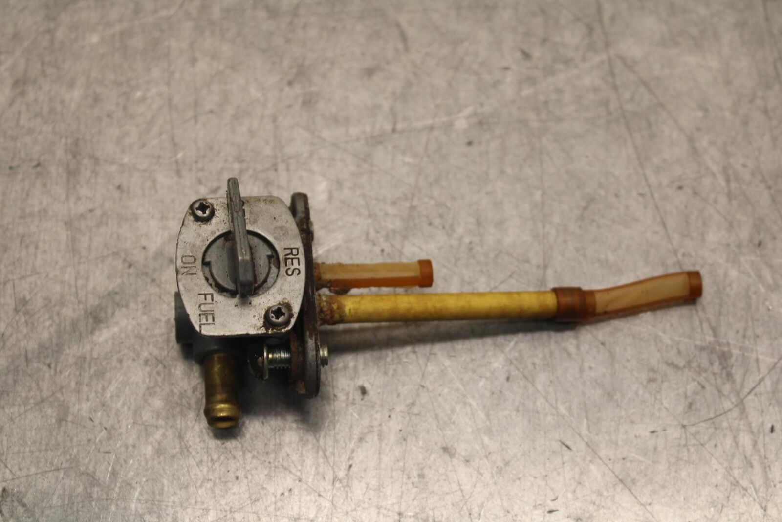 2001 Yamaha Banshee 350 YFZ350 FUEL GAS TANK PETCOCK SHUT ON OFF VALVE BB79