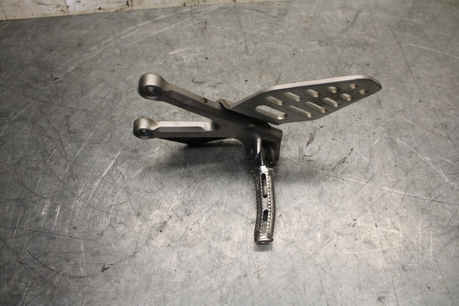 2007 Yamaha YZF R6 LEFT REARSET REAR SET DRIVER FOOT PEG REST STOP BB525