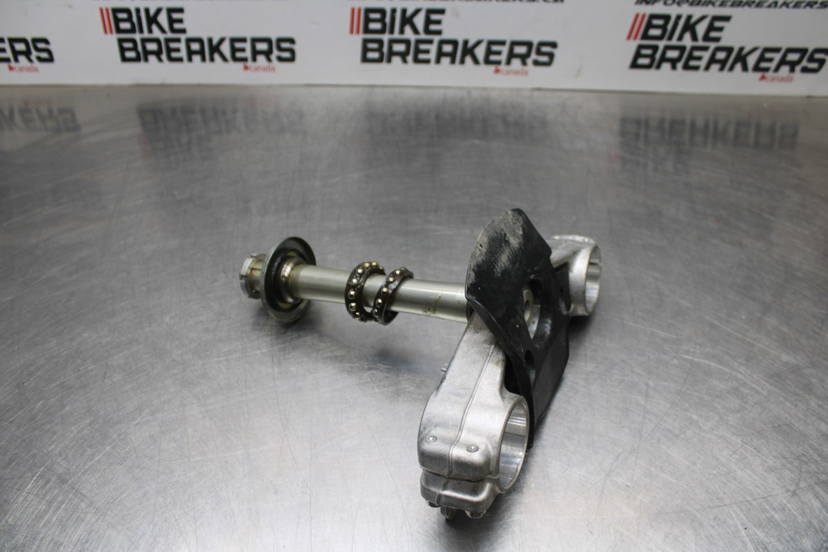 08-10 SUZUKI GSXR 600 FRONT FORKS CLAMP LOWER TRIPLE TREE STEM BB202