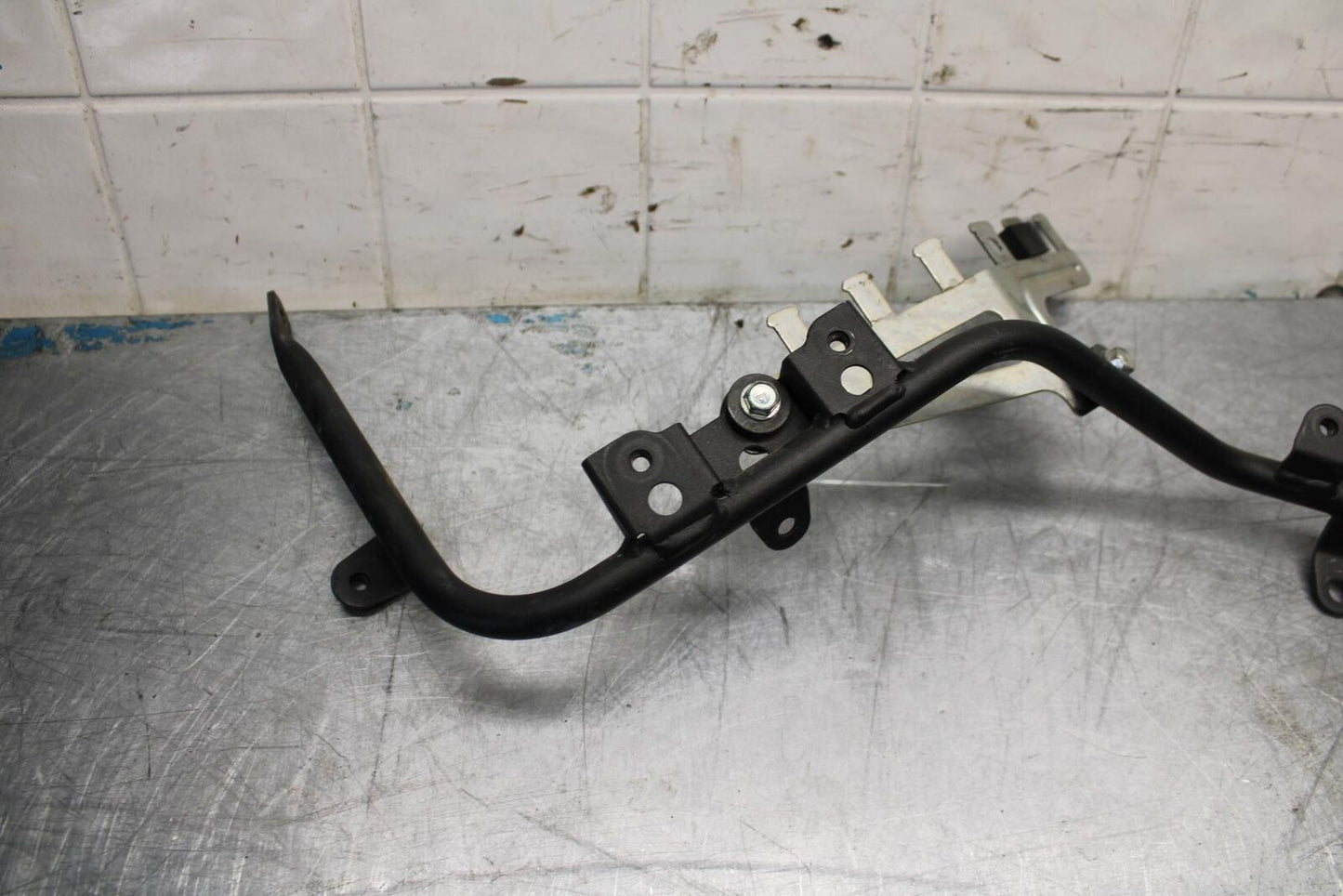 07-08 KAWASAKI CONCOURS 1400 ABS LEFT STAY BRACKET FAIRING BB449