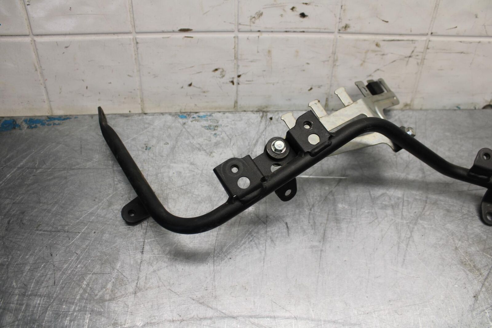 07-08 KAWASAKI CONCOURS 1400 ABS LEFT STAY BRACKET FAIRING BB449