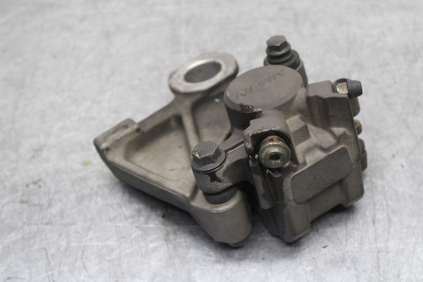 06 YAMAHA YZF R6 REAR BACK BRAKE CALIPER W MOUNT BRACKET BB716