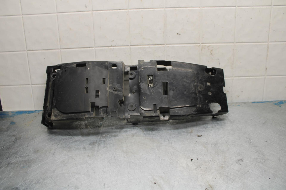 07 YAMAHA YZF R6 2c0 REAR BACK TAIL UNDERTAIL BATTERY TRAY PLASTIC BB423