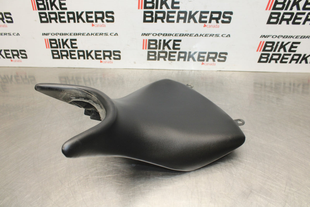 23 YAMAHA YZF R3 FRONT DRIVERS SEAT PAD SADDLE PILLION BB806
