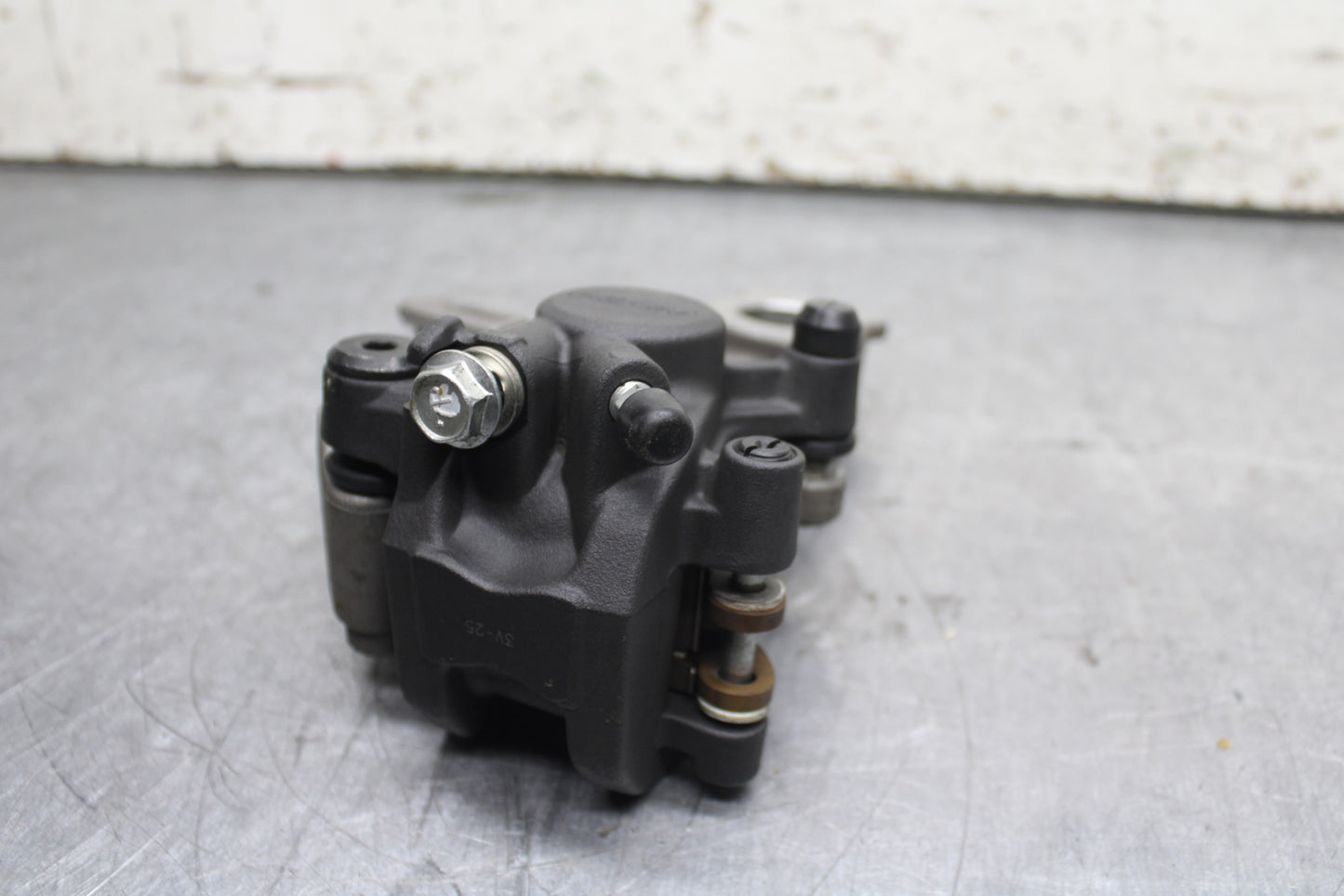 13 SUZUKI GSXR750 REAR BACK BRAKE CALIPER W MOUNT BRACKET BB110