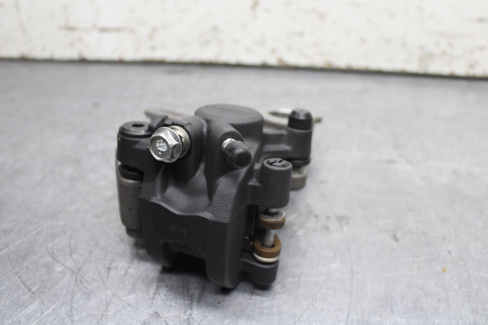 13 SUZUKI GSXR750 REAR BACK BRAKE CALIPER W MOUNT BRACKET BB110