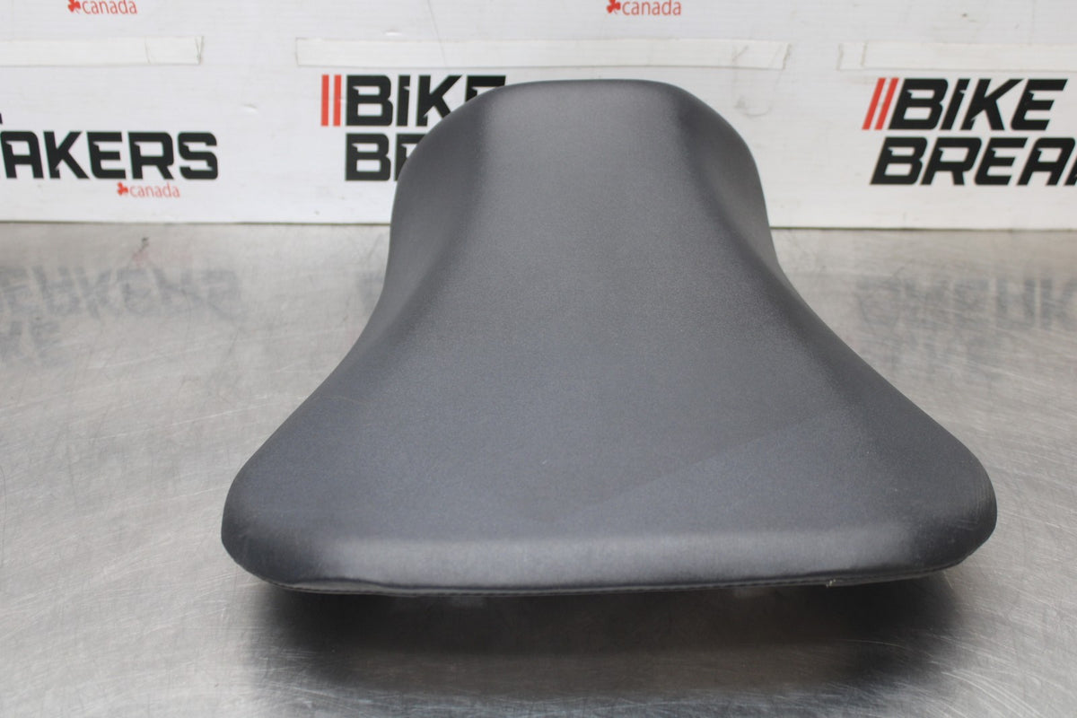 05 SUZUKI GSXR600 FRONT DRIVERS SEAT PAD SADDLE PILLION BB329