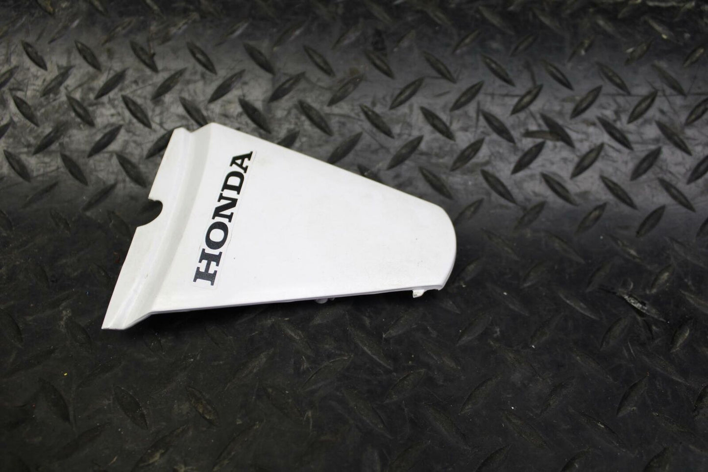 08 HONDA CBR125R WHITE CENTER REAR BACK TAIL FAIRING COVER TRIM COWLbb180