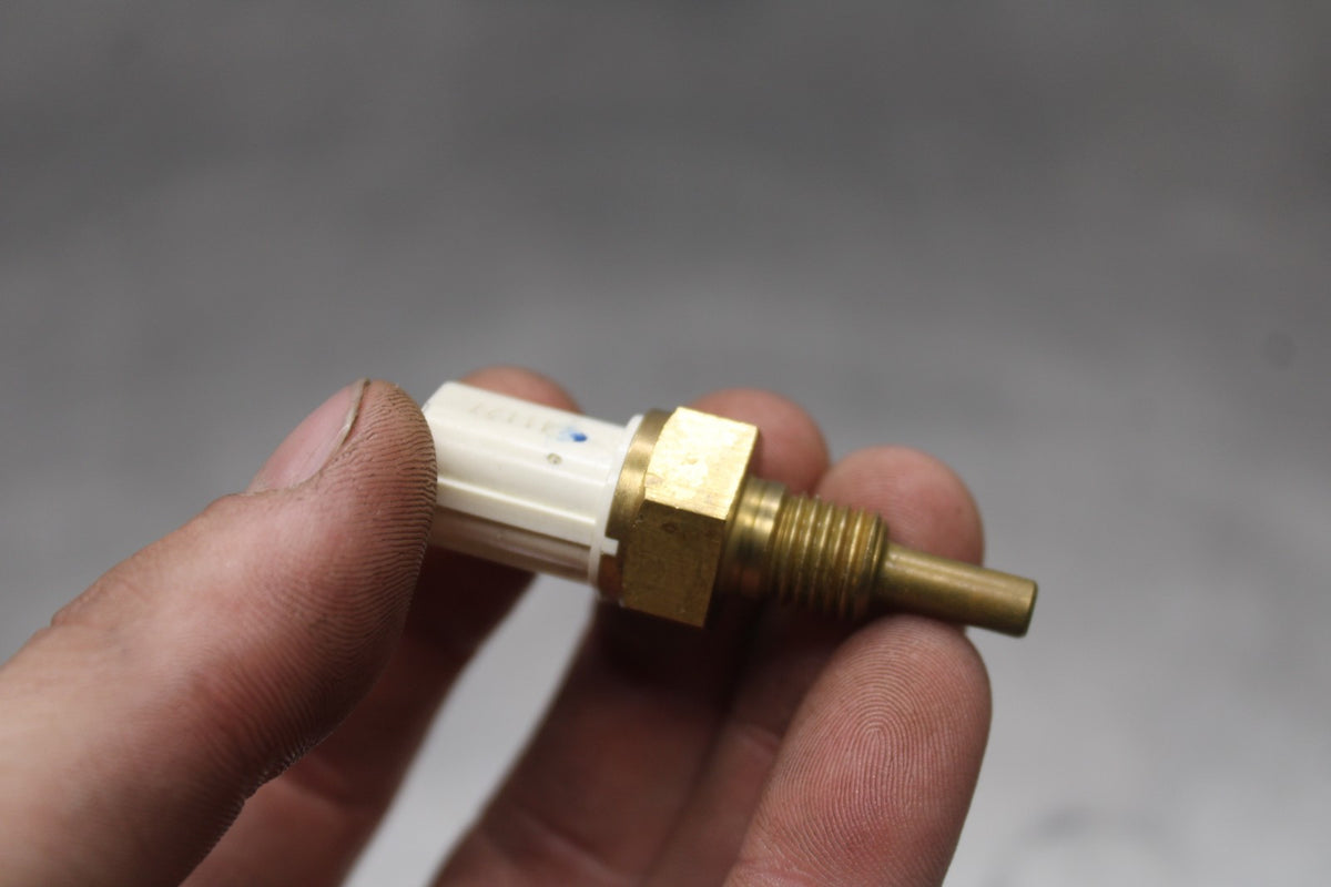 25 KAWASAKI Z900 COOLANT TEMPERATURE SENSOR RADIATOR THERMOSENSOR BB928
