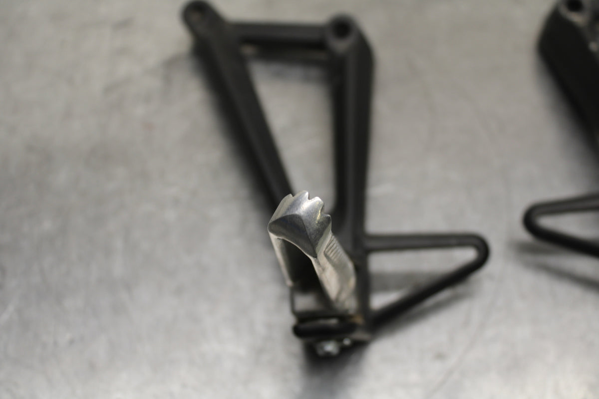 19-24 YAMAHA R3 REAR BACK PASSENGER PEG SET PAIR BB736