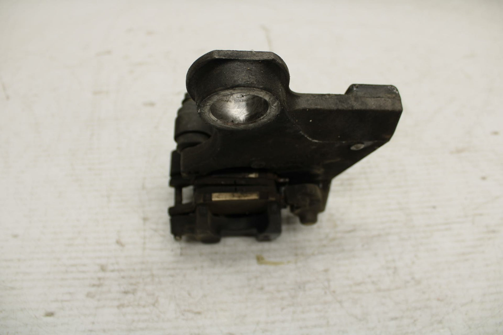 07 YAMAHA YZF R6 2c0 REAR BACK BRAKE CALIPER W MOUNT BRACKET BB297