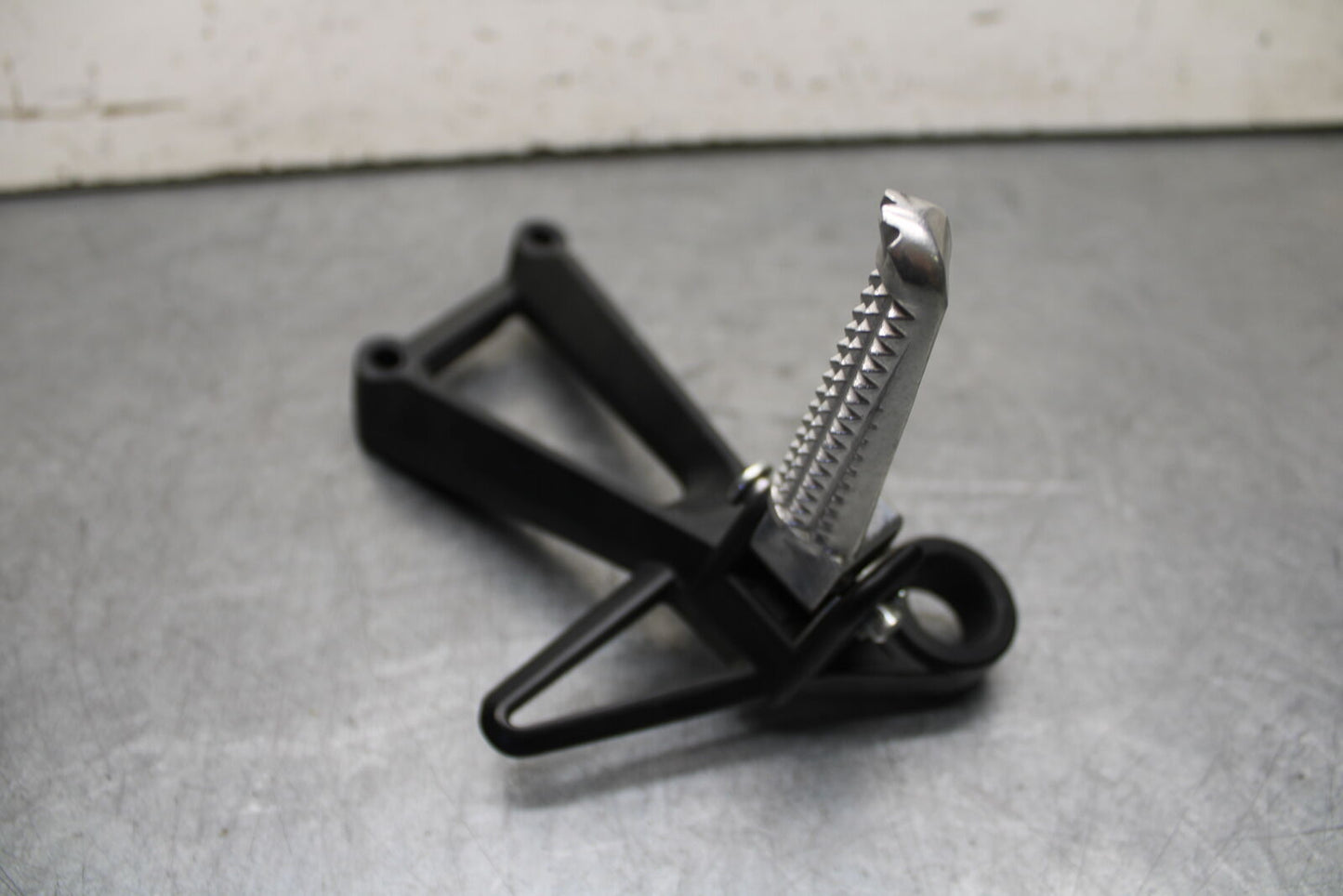 15-17 YAMAHA YZF R3 RIGHT REAR BACK PASSENGER PEG BB651