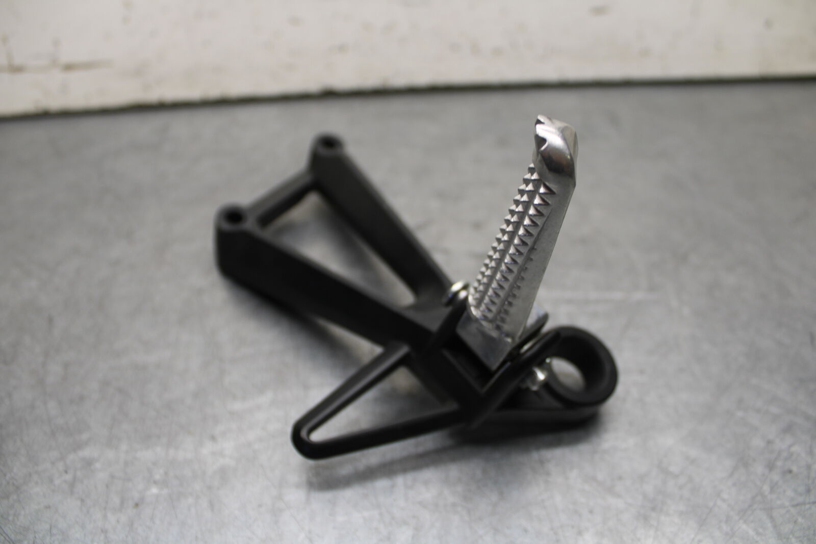15-17 YAMAHA YZF R3 RIGHT REAR BACK PASSENGER PEG BB651