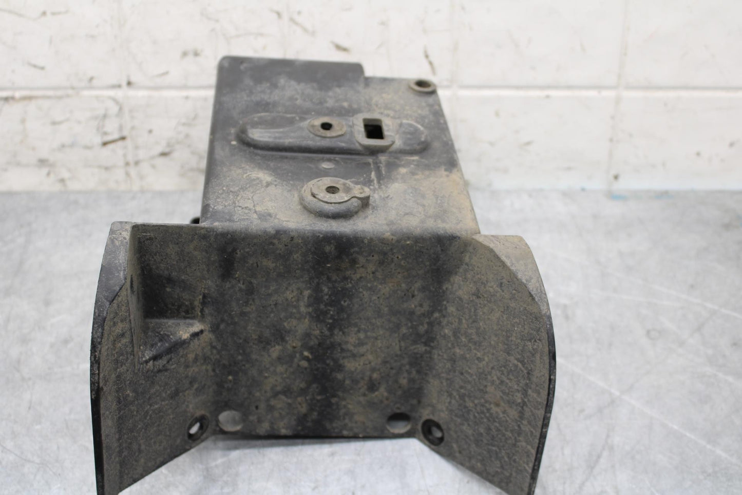 2005 Kawasaki Vulcan 1600 VN1600D Nomad BATTERY TRAY BOX HOLDER BB556