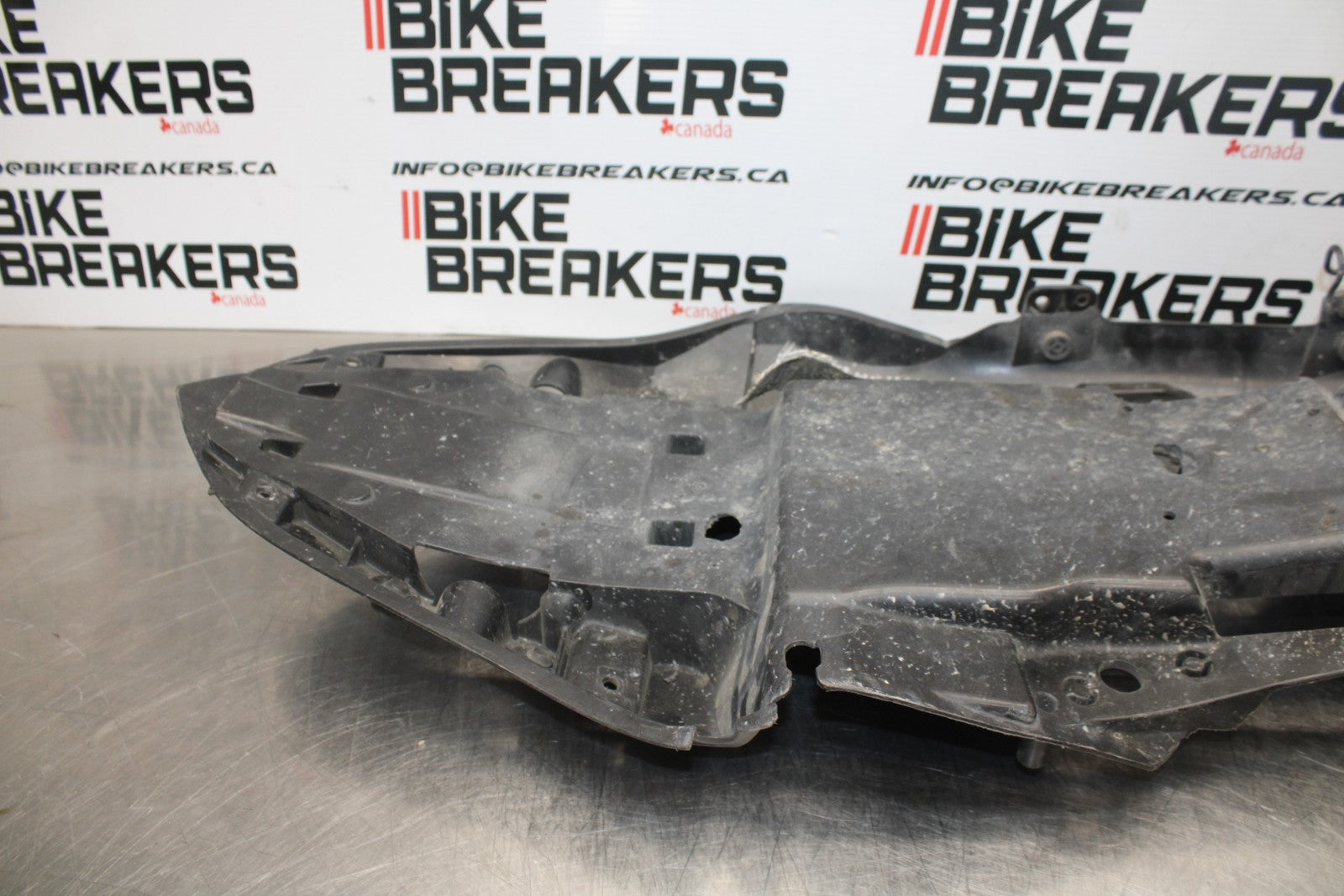 07-08 KAWASAKI NINJA ZX6R REAR BACK TAIL UNDERTAIL BATTERY TRAY PLASTIC BB203