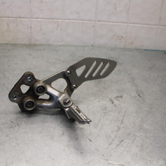 06-07 SUZUKI GSXR750 LEFT REARSET REAR SET DRIVER FOOT PEG REST STOP BB424