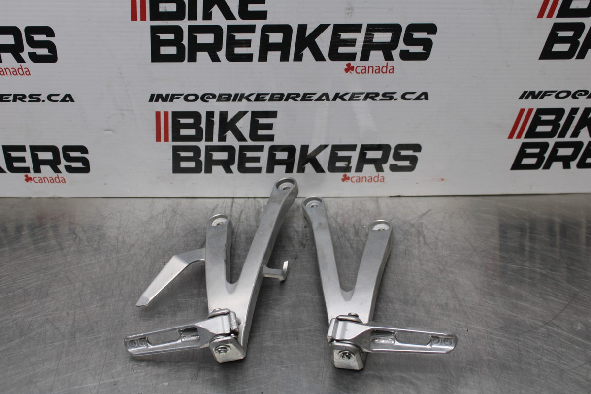 13-24 HONDA CBR600RR REAR BACK PASSENGER PEG SET PAIR BB772