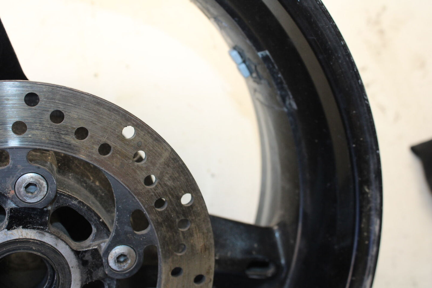 05-06 SUZUKI GSXR1000 REAR WHEEL BACK RIM BB677