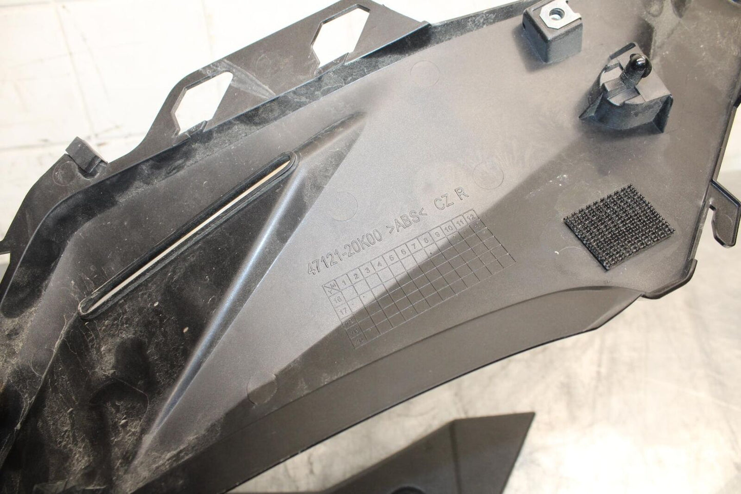 17-23 SUZUKI GSXR 250 GSX250RL8 RIGHT FRONT SIDE SEAT SADDLE PANEL TRIM  BB490