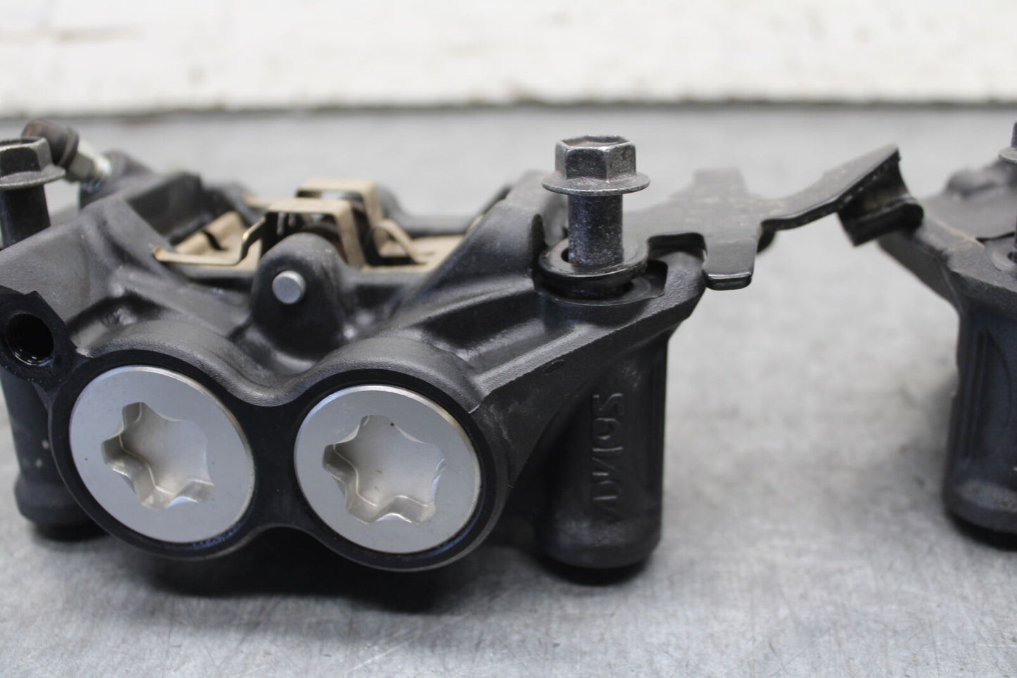 22-24 YAMAHA XSR900 RIGHT LEFT FRONT BRAKE CALIPER SET PAIR CALIPERS BB683
