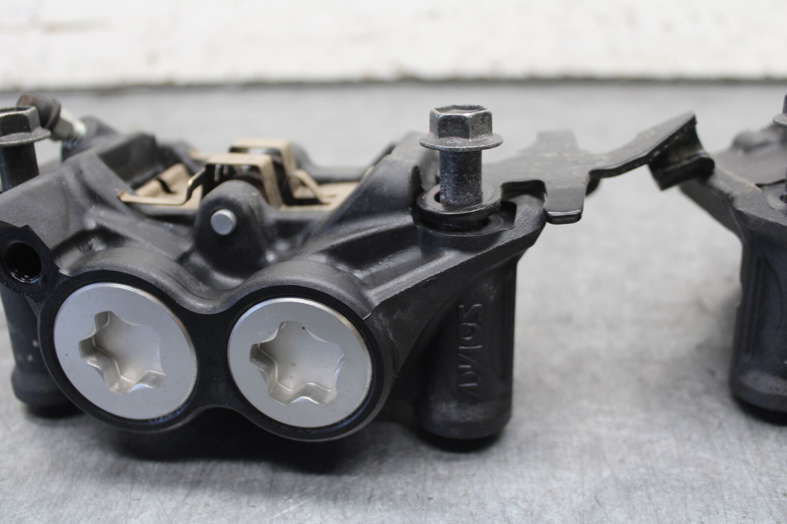 22-24 YAMAHA XSR900 RIGHT LEFT FRONT BRAKE CALIPER SET PAIR CALIPERS BB683